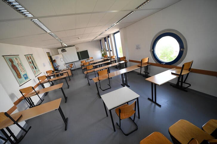 © Reuters. Sala de aula vazia de curso de farmácia em escola alemã