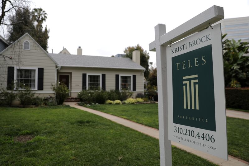 © Reuters. FILE PHOTO: A home for sale is seen in Santa Monica