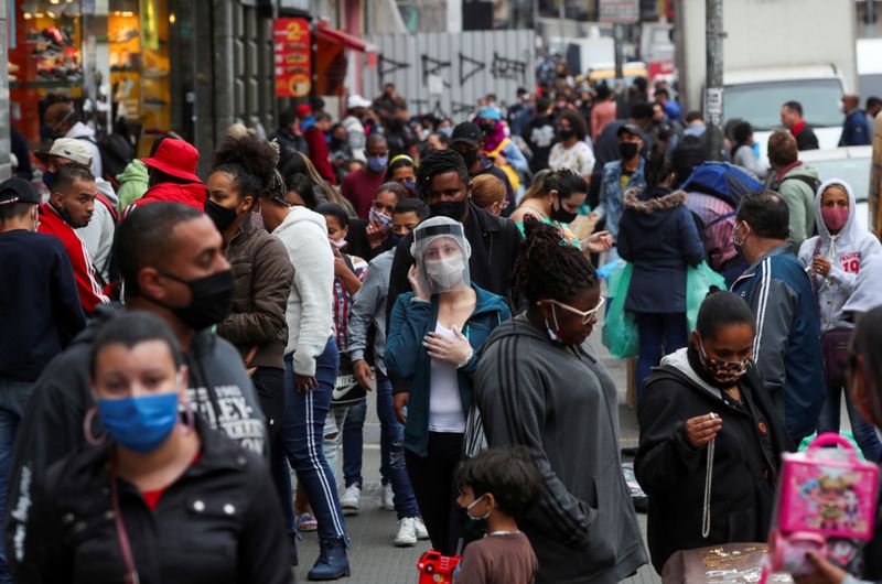 &copy; Reuters. Pessoas caminham por rua de comércio popular em São Paulo