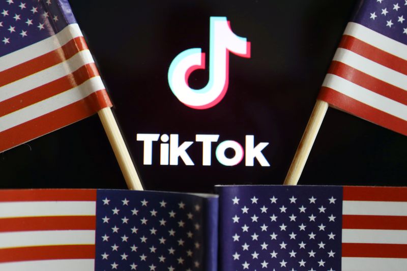 © Reuters. FILE PHOTO: Illustration picture of Tiktok with U.S. flags