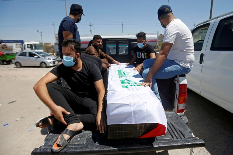 © Reuters. مصحح-مسلحون مجهولون يقتلون ناشطة في احتجاجات العراق بالبصرة