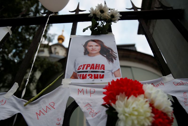 © Reuters. FILE PHOTO: A view shows a photograph of Belarusian opposition leader Sviatlana Tsikhanouskaya in Moscow