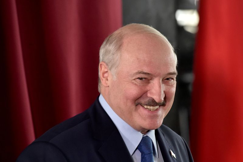 © Reuters. رئيس روسيا البيضاء يقول إنه سيغلق مصانع بسبب مشاركة عمالها في الاحتجاجات