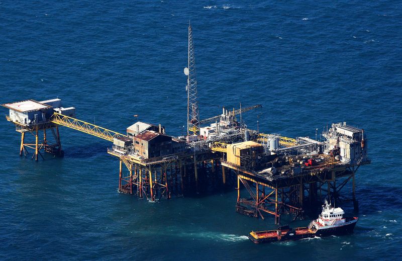 &copy; Reuters. FILE PHOTO: Boat sails near oil platform in the Gulf of Mexico