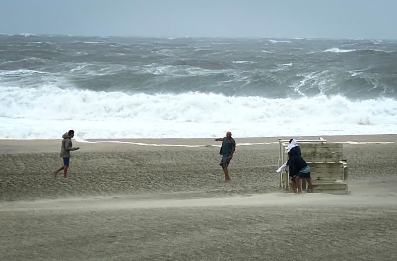 &copy; Reuters. FILE PHOTO: Tropical Storm Isaias impacts Northeast U.S. in Sea Girt