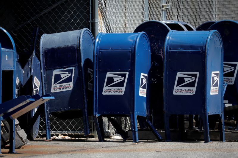 &copy; Reuters. Imagen de archivo. Buzones de correo del Servicio Postal EEUU (USPS) afuera de una oficina de correo en el Bronx, Nueva York