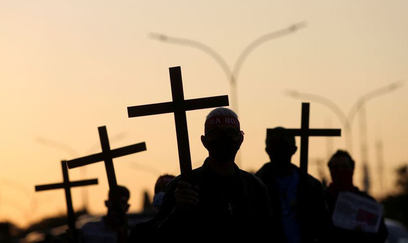 &copy; Reuters. FILE PHOTO: Tribute to the 100,000 victims of the coronavirus disease (COVID-19) and a protest against Brazil&apos;s President Jair Bolsonaro, in Sao Paulo