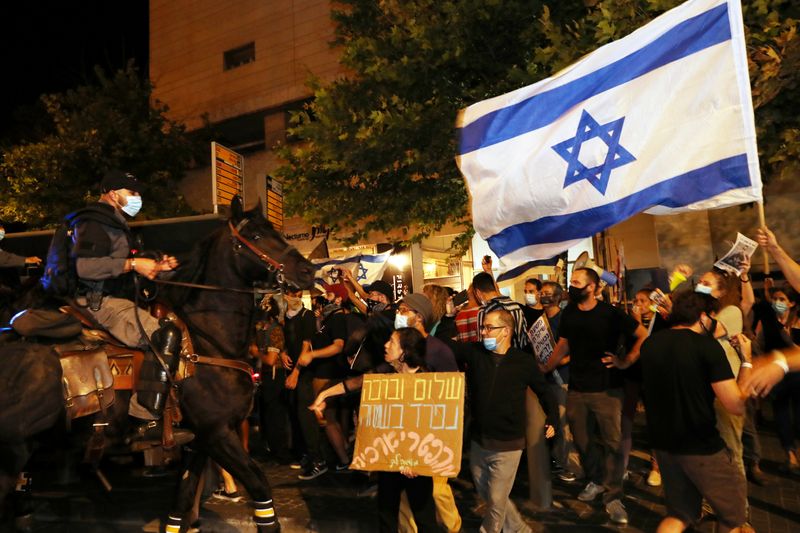 &copy; Reuters. Israelis protest PM&apos;s alleged corruption and economic hardship from COVID-19 lockdowns