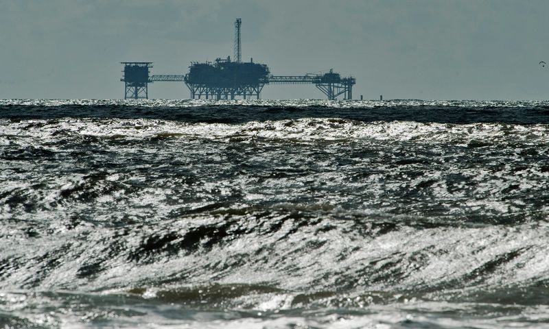 &copy; Reuters. Imagen de archivo de una plataforma petrolera frente a Dauphin Island, Alabama, EEUU.