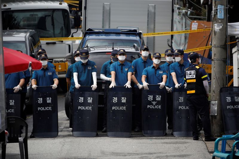 © Reuters. South Korean police stand guard near the Sarang Jeil Church, which has become a new cluster of coronavirus disease (COVID-19) infections, in Seoul