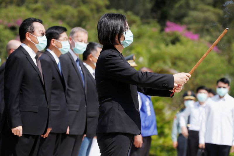 &copy; Reuters. Taiwan&apos;s President Tsai Ing-wen pays her respects to the deceased during an event to mark the 62nd anniversary of the Second Taiwan Strait crisis in Kinmen