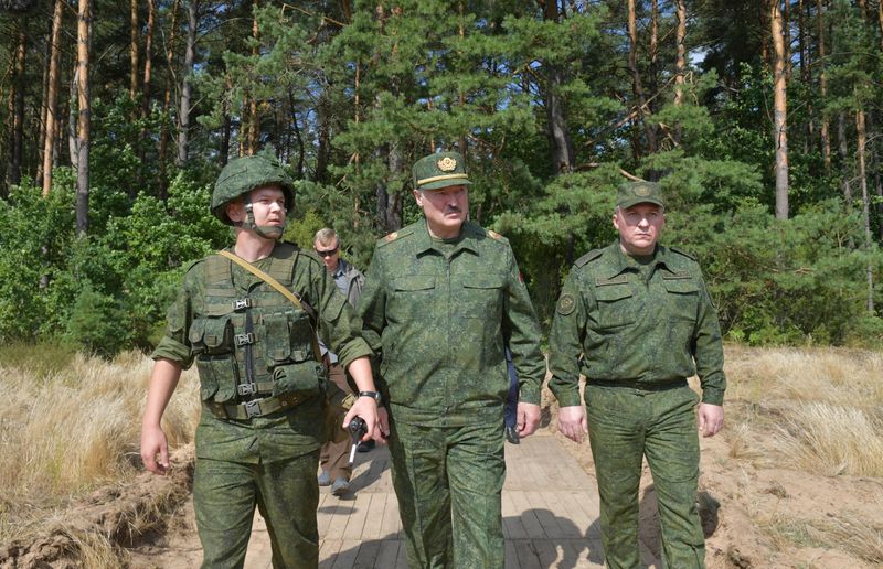 &copy; Reuters. Belarusian President Lukashenko visits a military firing range near Grodno