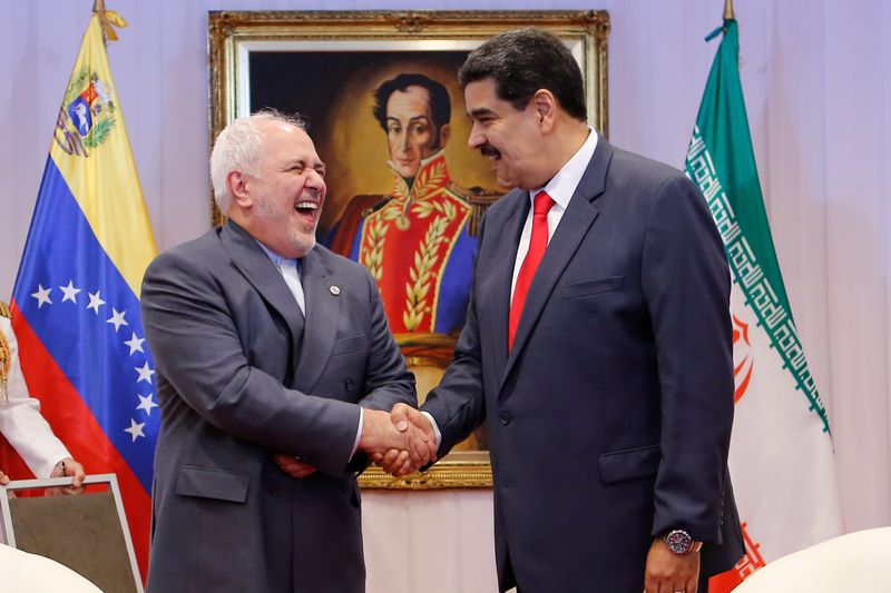 &copy; Reuters. Imagen de archivo del presidente de Venezuela, Nicolás Maduro (dcha), y el ministro de Relaciones Exteriores de Irán, Mohammad Javad Zarif, saludándose durante un encuentro en Caracas, Venezuela.