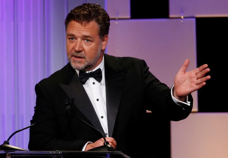 &copy; Reuters. Actor Crowe speaks at the 30th annual American Cinematheque Award ceremony in Beverly Hills