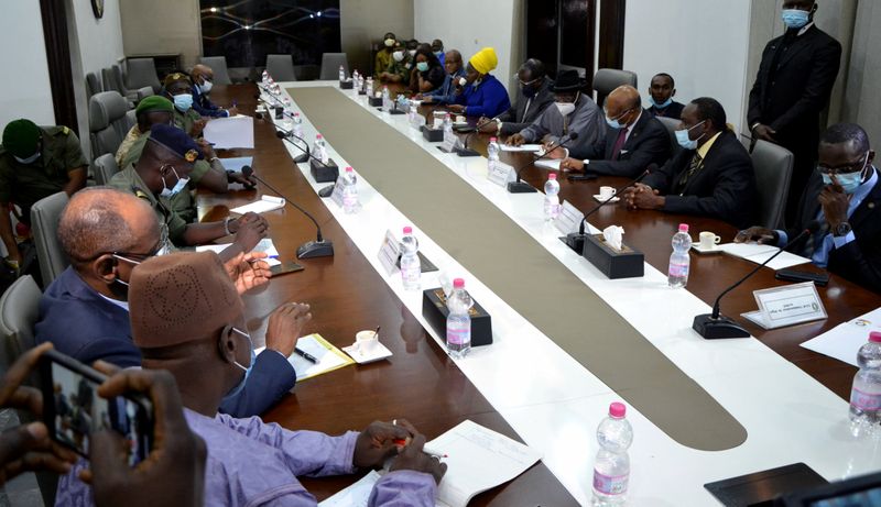 &copy; Reuters. وسطاء من دول غرب أفريقيا يلتقون مع قادة الانقلاب في مالي والتركيز على العقوبات