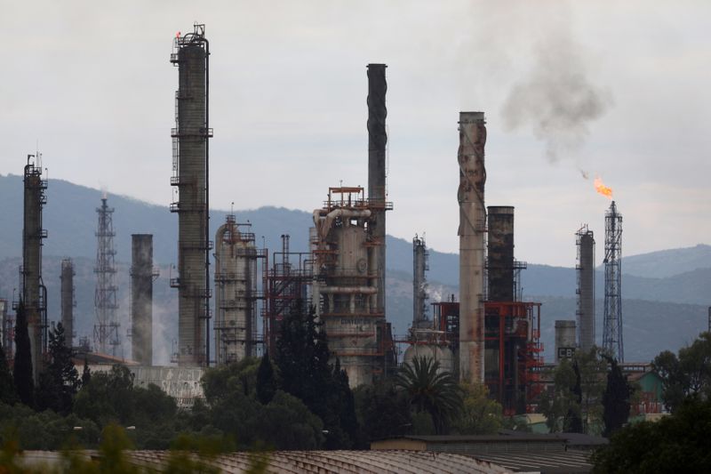 &copy; Reuters. FILE PHOTO: Excess natural gas is burnt, or flared, from Mexican state-owned Pemex&apos;s Tula oil refinery, located adjacent to the Tula power plant belonging to national power company Comision Federal de Electricidad, or CFE, in Tula de Allende