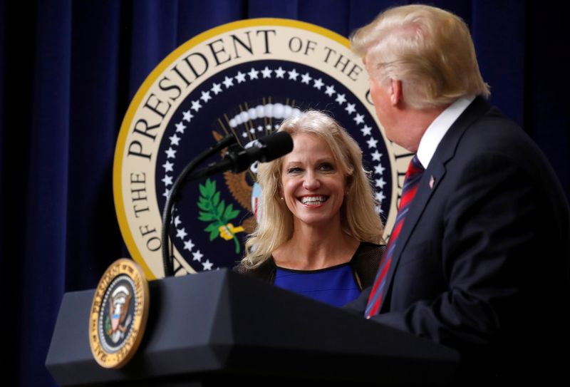 © Reuters. FILE PHOTO - U.S. President Donald Trump shares a moment with White House counselor Kellyanne Conway in Washington, U.S.