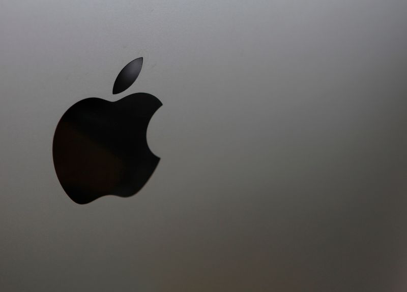 &copy; Reuters. The logo of Apple is seen on a product displayed at a store in Seoul