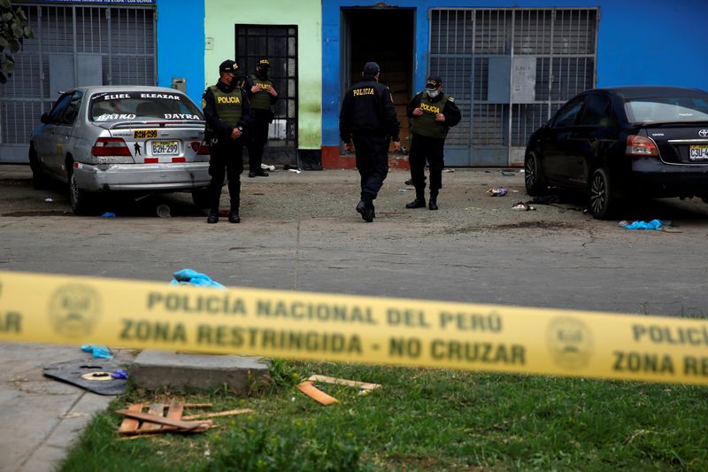 &copy; Reuters. ペルーのナイトクラブで13人死亡、警察が大規模集会の摘発中