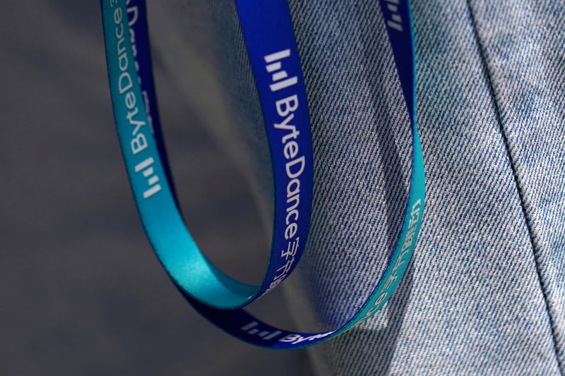 © Reuters. FILE PHOTO: Logos of Bytedance, the China-based company which owns the short video app TikTok, or Douyin, are seen on a strap of an employee card, in Beijing