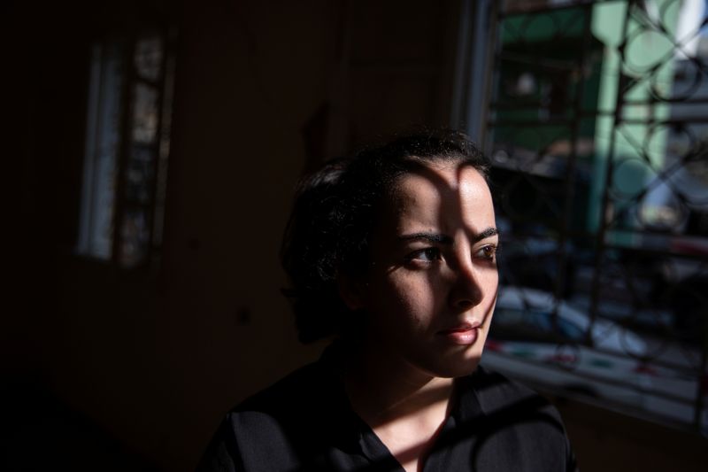 © Reuters. Lourdes Fakhri poses for a picture inside her damaged house, in the aftermath of a massive explosion at the port area, in Beirut