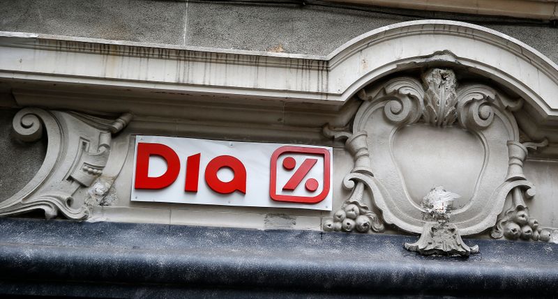 &copy; Reuters. FOTO DE ARCHIVO: El logo de DIA en un supermercado en el centro de Madrid, España.