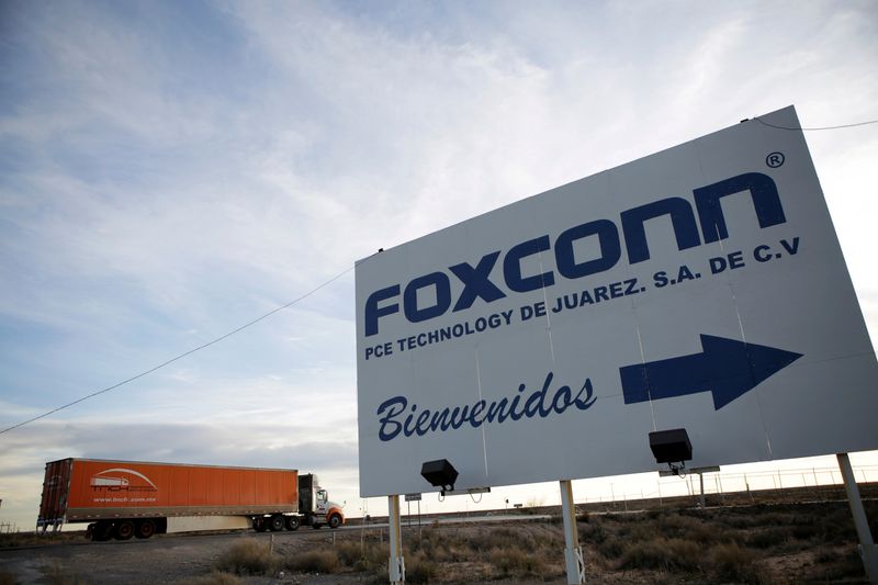 &copy; Reuters. FOTO DE ARCHIVO: Un cartel anuncia el complejo manufacturero de Foxconn PCE Technology en Ciudad Juárez, México.