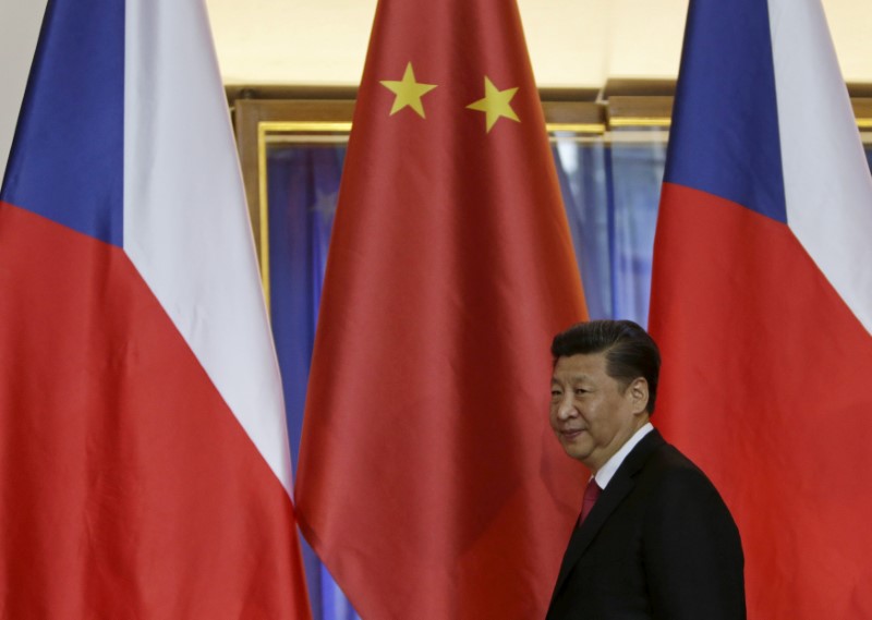 &copy; Reuters. FOTO DE ARCHIVO: El presidente chino, Xi Jinping, tras una conferencia de prensa en Praga