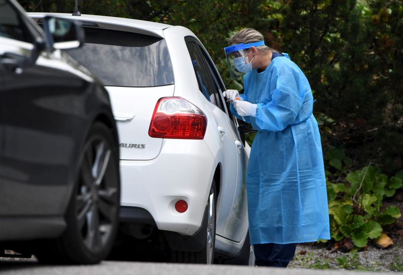 &copy; Reuters. FOTO DE ARCHIVO: Un trabajador sanitario toma una muestra de hisopo para una prueba de coronavirus en Salo, Finlandia, el 18 de agosto de 2020