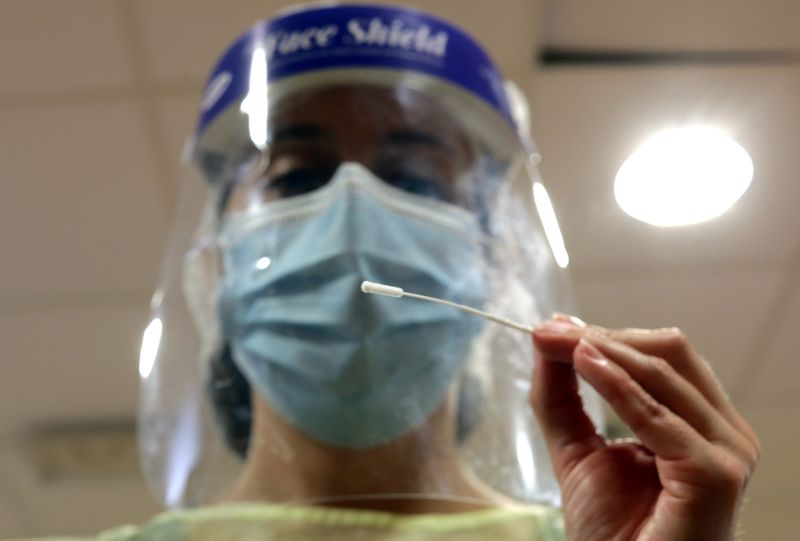 &copy; Reuters. Una trabajadora médica preparándose para hacer un test de coronavirus en Niza, Francia