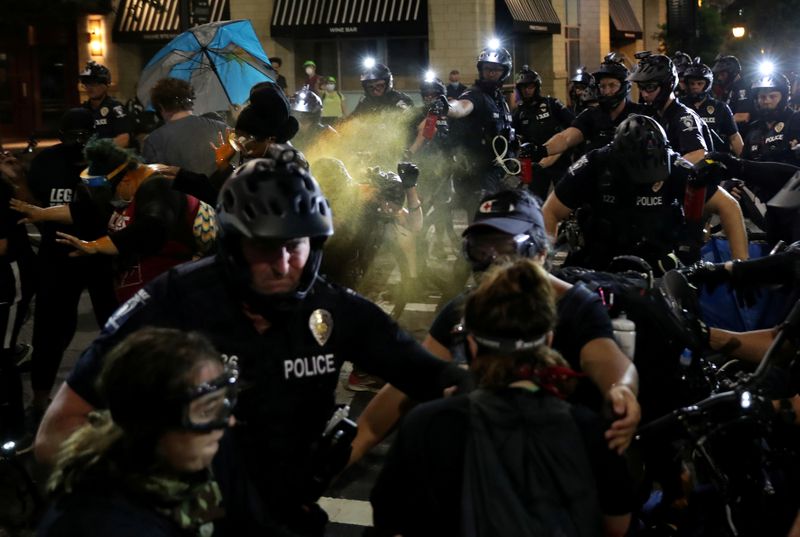&copy; Reuters. トランプ氏抗議デモ、警官隊と衝突で4人逮捕　共和大会の開催地