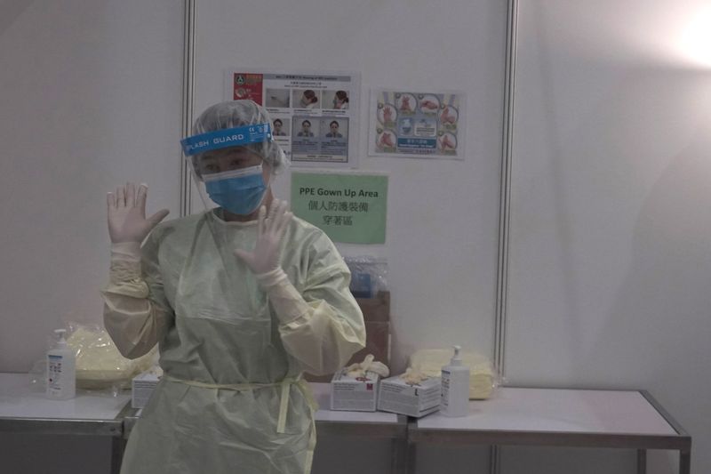 &copy; Reuters. Funcionária de hospital de campanha para tratamento de pacientes com Covid-19 em Hong Kong