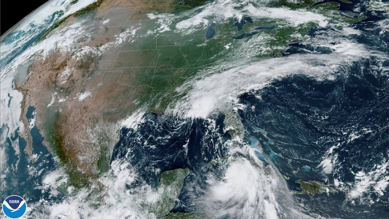 &copy; Reuters. Tropical Storm Marco arrives at the coast of Louisiana as Tropical Storm Laura follows