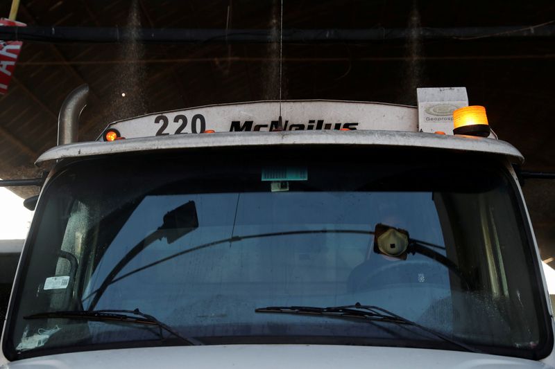 &copy; Reuters. Caminhoneiro dirige caminhão em Santiago