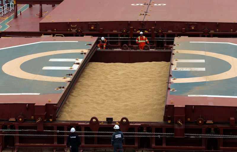 © Reuters. Navio carregado com soja para exportação no porto de Santos (SP)