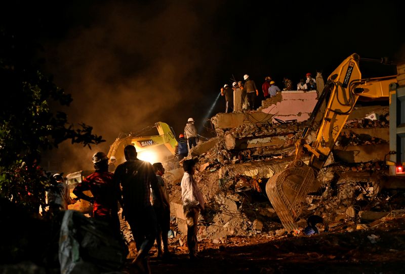 &copy; Reuters. Equipes de resgate trabalham em local de desabamento de prédio na Índia