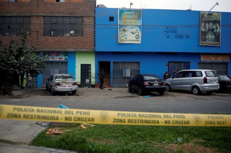 &copy; Reuters. Polícia isola exterior de boate onde ocorreu tragédia em Lima, no Peru