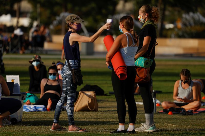 © Reuters. People exercise during the outbreak of the coronavirus (COVID-19) in California