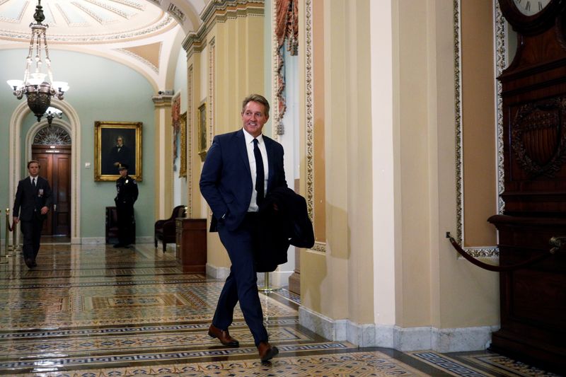 &copy; Reuters. IMAGEN DE ARCHIVO. Elexsenador Jeff Flake camina por el corredor del Reloj de Ohio en el Capitolio fuera de la Cámara del Senado, en Washington, EEUU