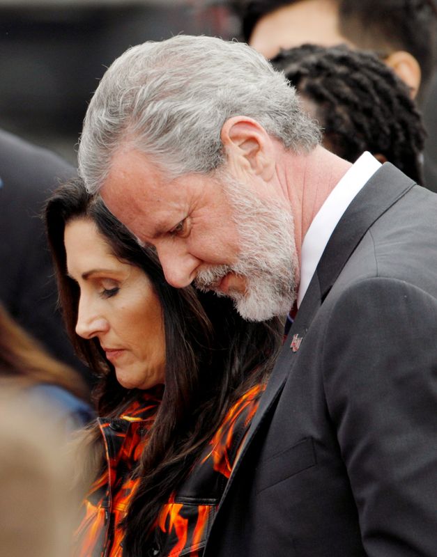 © Reuters. FILE PHOTO: Jerry Falwell Jr. prays with wife Becki Tilley at Liberty University's Commencement in Lynchburg, Virginia