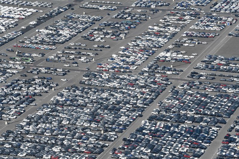 © Reuters. FILE PHOTO: Cars intended for export wait at the port for loading in Bremerhaven, Germany