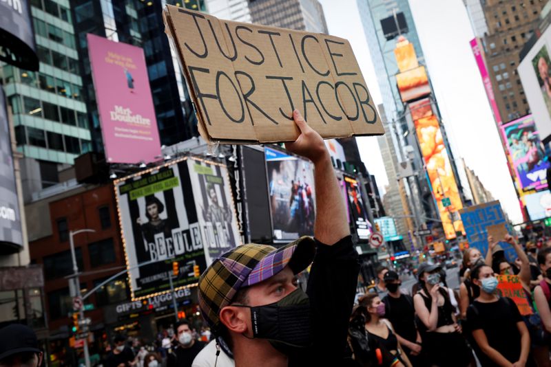 © Reuters. Manifestantes en la ciudad de Nueva York, Nueva York, EEUU, el 24 de agosto de 2020