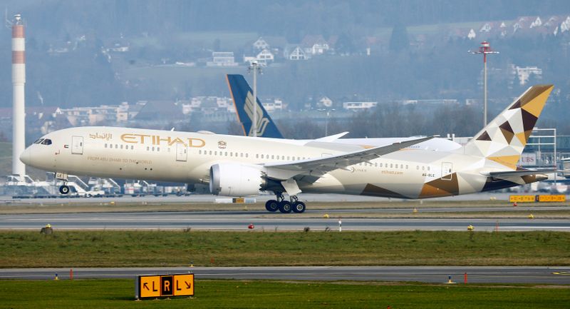 &copy; Reuters. FILE PHOTO: Etihad Boeing 787 Dreamliner aircraft takes off from Zurich Airport