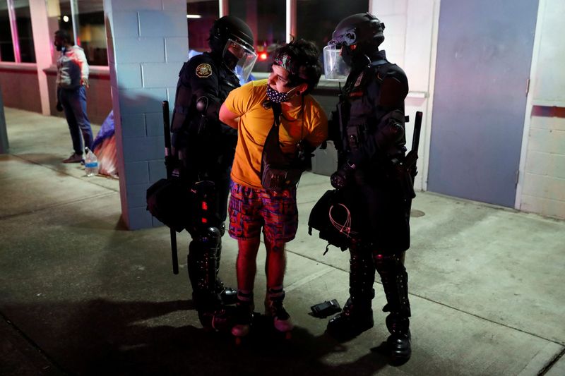 © Reuters. شرطة بورتلاند الأمريكية تنفذ اعتقالات بعد إشعال المحتجين لحرائق