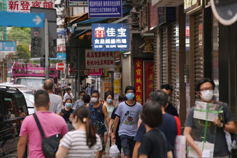 &copy; Reuters. 香港、新型コロナの制限措置を28日から一部緩和