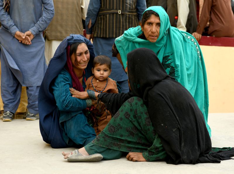 &copy; Reuters. Familiares de los heridos frente al hospital donde son atendidos tras la explosión de un coche bomba en la provincia de Balkh, en Mazar-i-Sharif