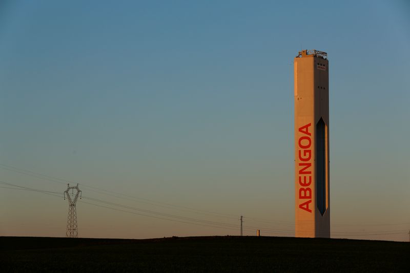 &copy; Reuters. FOTO DE ARCHIVO: Una torre perteneciente a la planta solar de Abengoa, en el parque solar &quot;Solúcar&quot; de Sanlúcar la Mayor, en el sur de España