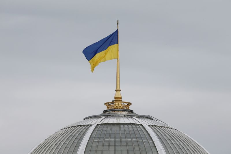 &copy; Reuters. Флаг Украины над зданием парламента страны в Киеве