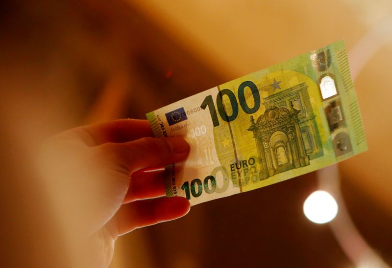 &copy; Reuters. Банкнота номиналом 100 евро в Риге