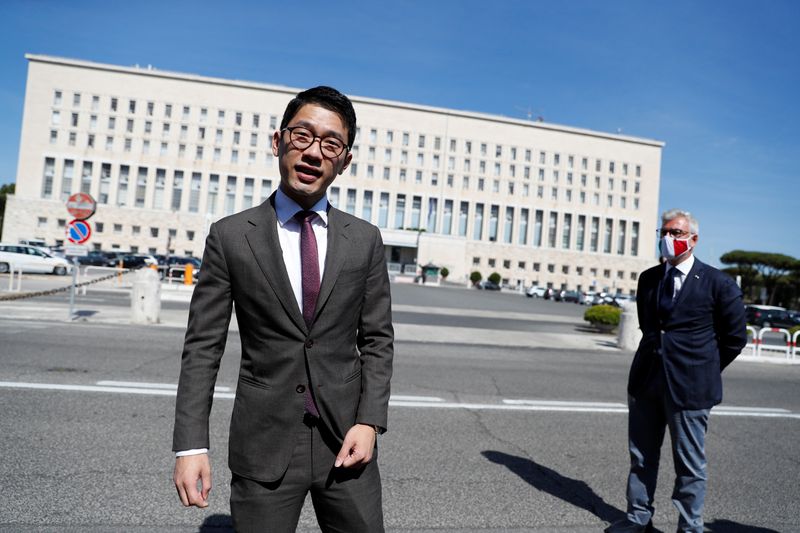 &copy; Reuters. L&apos;attivista pro-democrazia di Hong Kong Nathan Law fotografato davanti al ministero degli Esteri, poco prima dell&apos;incontro tra il ministro degli esteri italiano Luigi di Maio e un alto diplomatico cinese, Wang Yi